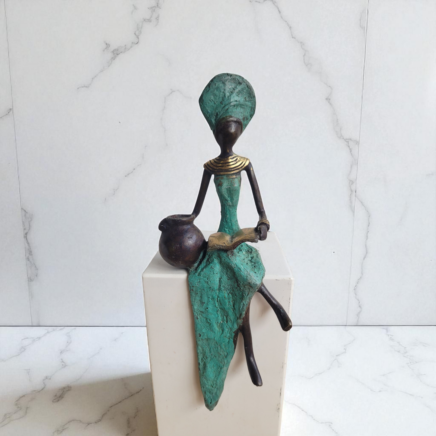 Bronze-Skulptur "Lesende Frau mit Krug" by Soré | verschiedene Größen und Farben