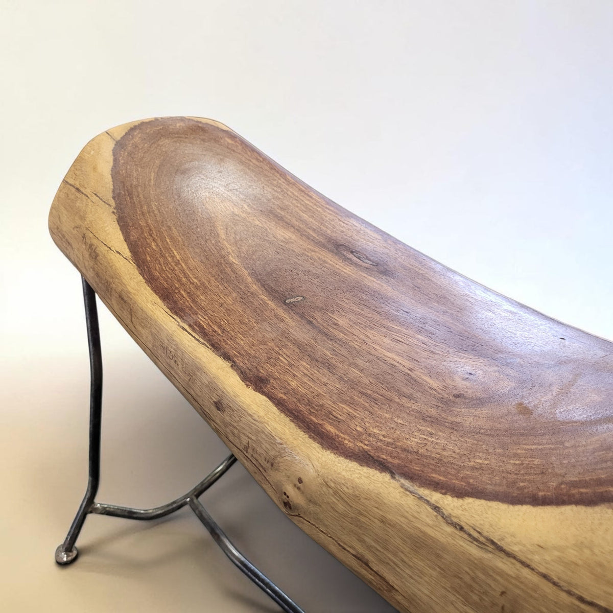 Sitzbänkchen Hocker "Nisa Tabru" Unikat Altmetall Palisander-Holz