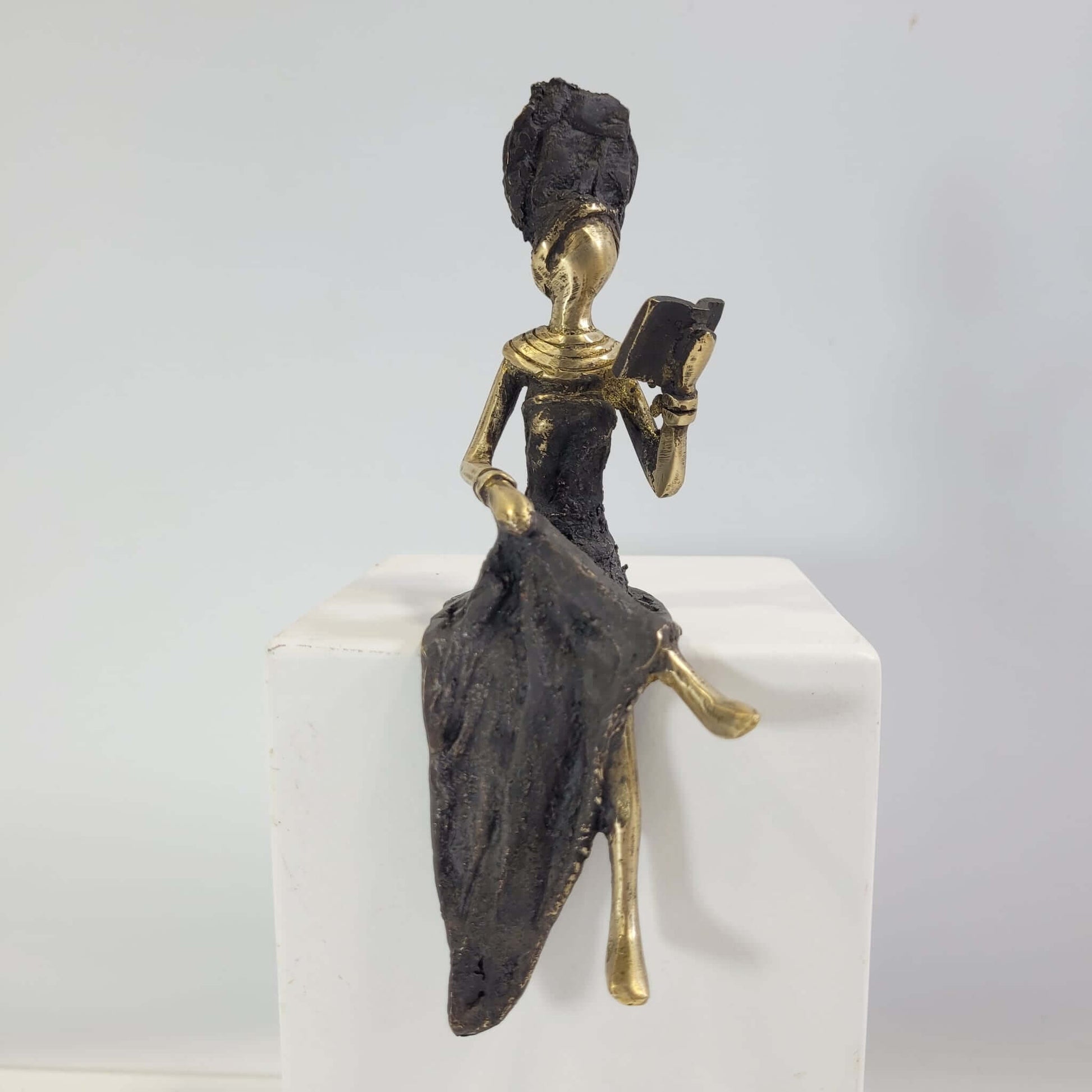 Bronze-Skulptur "Femme qui lit" by Karim Sana | verschiedene Größen und Farben