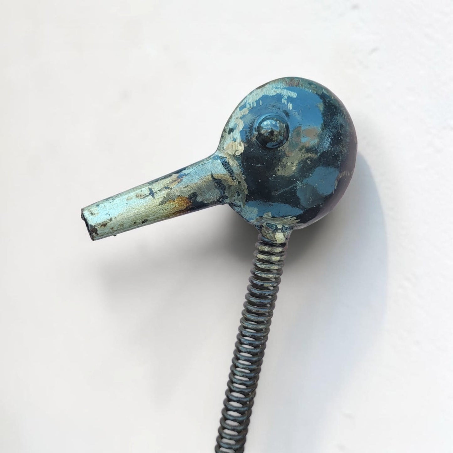 Vogelskulptur „Grand Cou Noir" – 80 cm – Upcycling-Figur aus Autoteilen, handgemacht in Burkina Faso