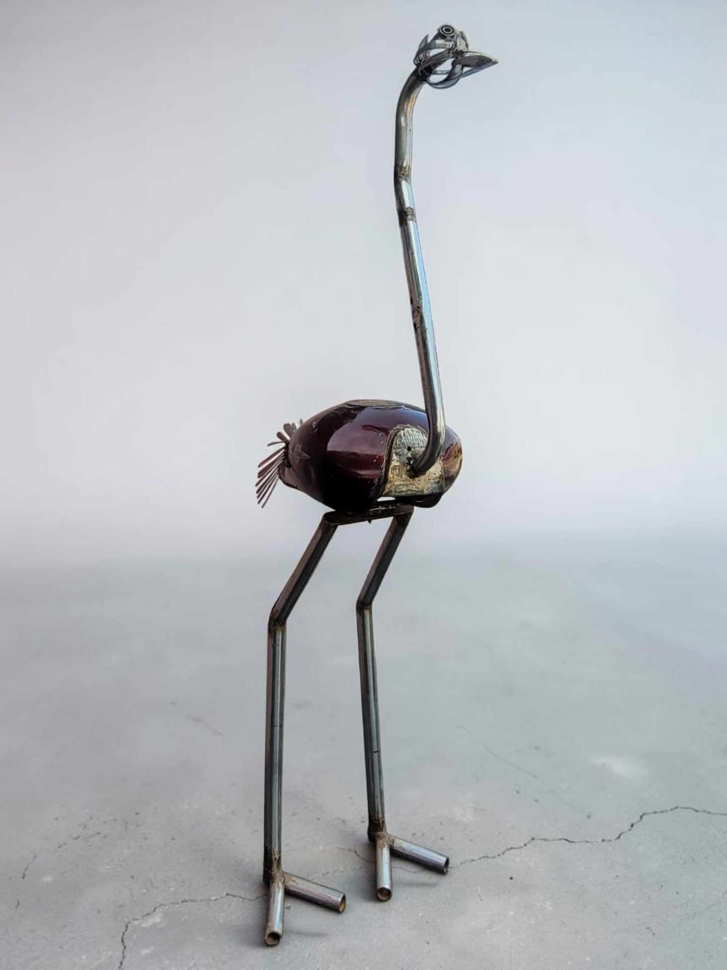 Straußenskulptur „Rouge Bourgogne" – 195 cm – Upcycling-Unikat aus Autoteilen, handgefertigt in Burkina Faso