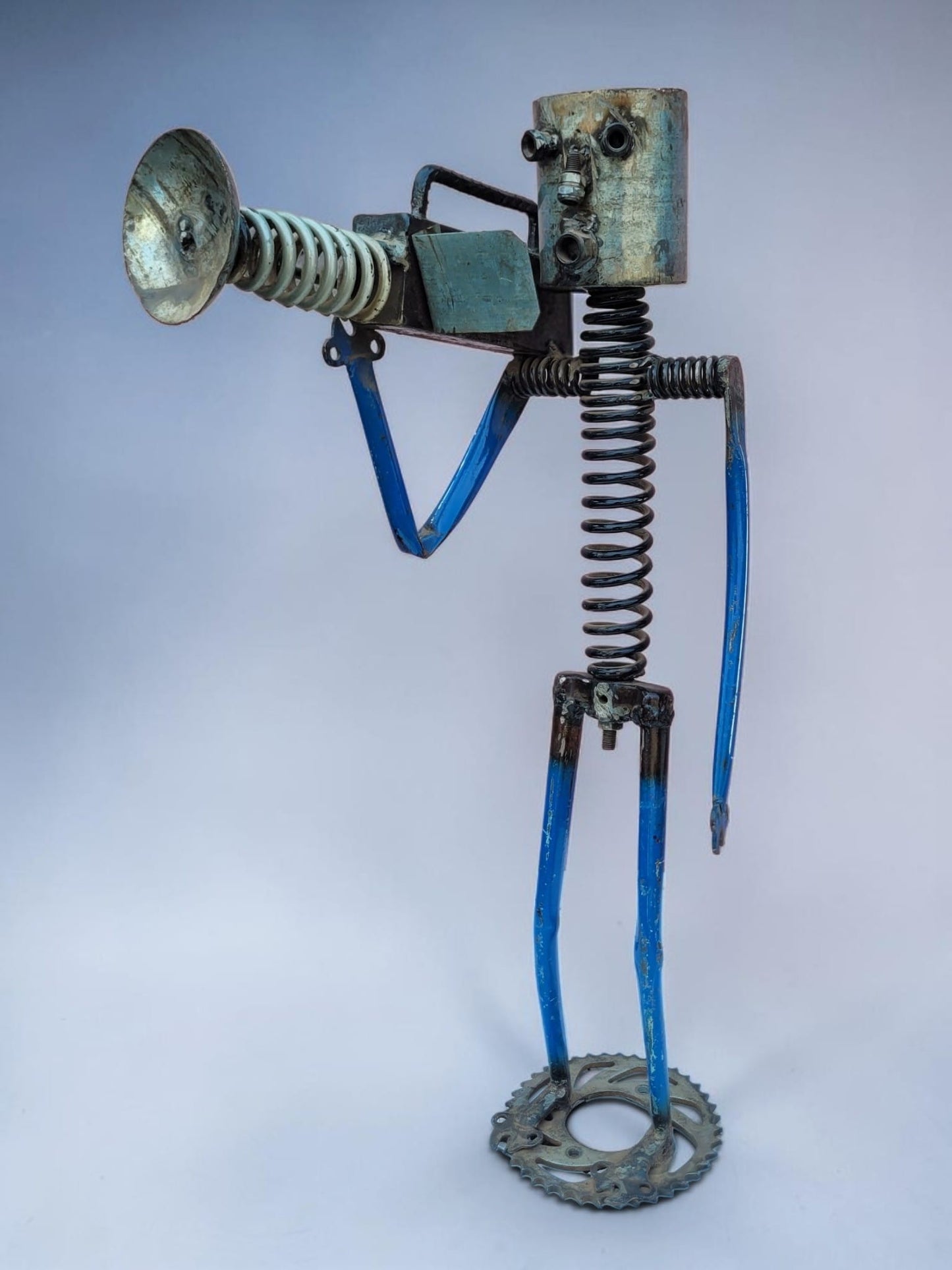 Kameramann-Skulptur „Le Cadreur" – 70 cm – Upcycling-Figur aus Fahrrad- & Autoteilen, Burkina Faso