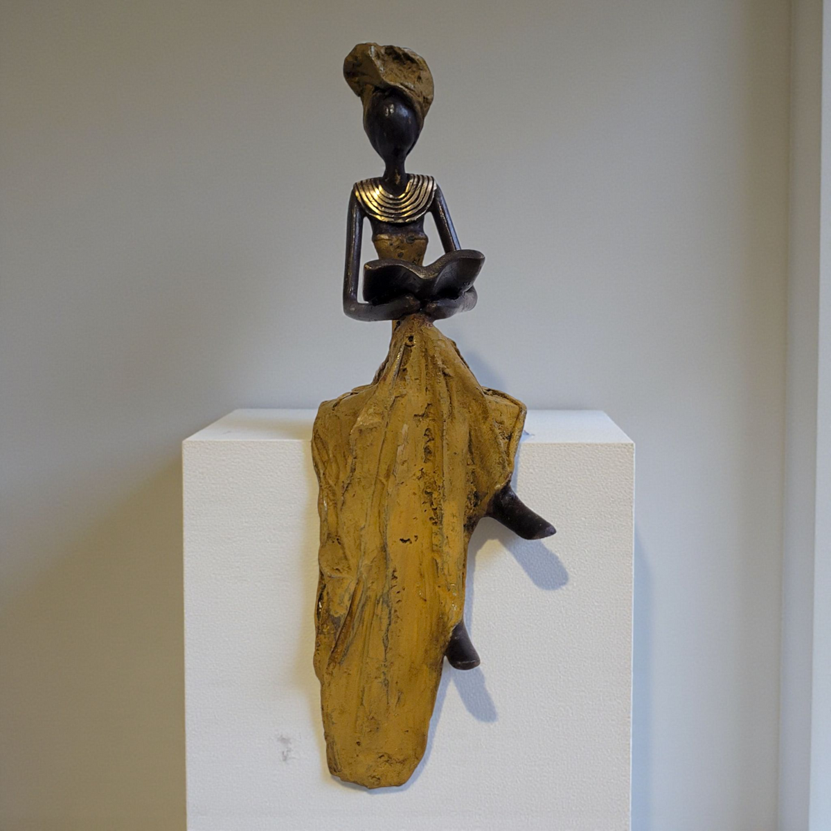 Sculpture en bronze "Femme qui lit" by Hamed Nikiema | 23 cm