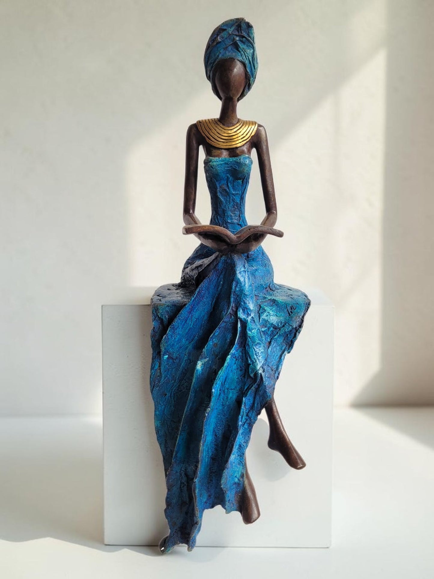 Die Lesende | Bronze-Skulptur von Hamed Nikiema | 50 cm, Blue
