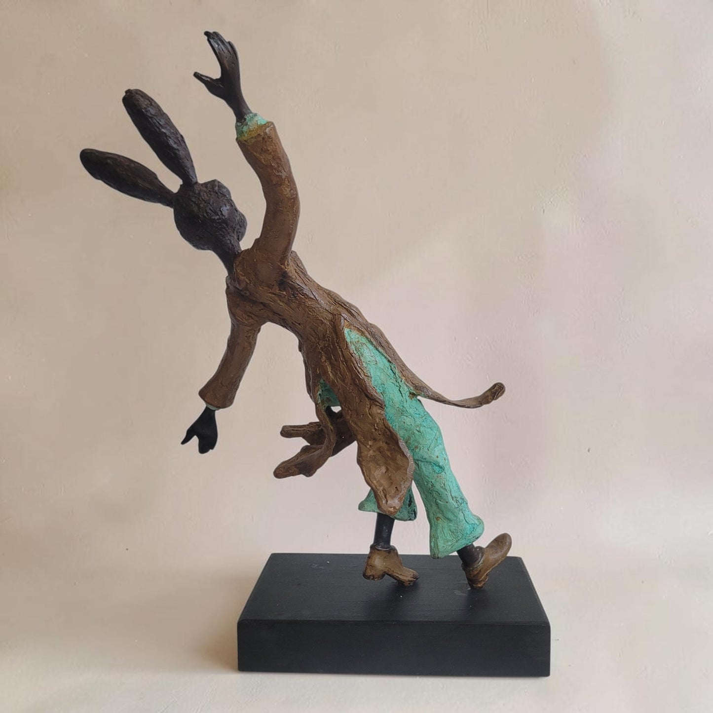 Bronze-Skulptur "Le lièvre danseur", by Boureima Ouedraogo, 33 cm, Bronze massiv, 2026