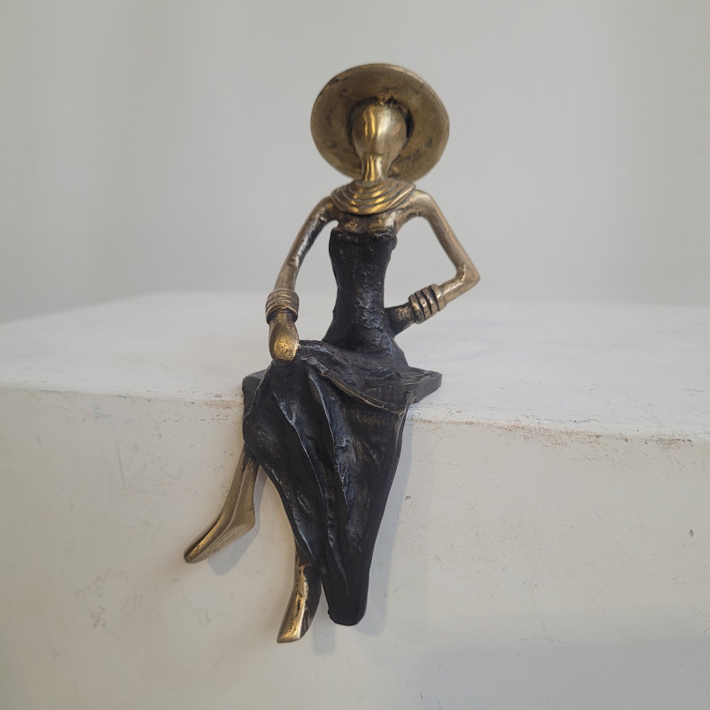 Sculpture en bronze "Femme assise avec chapeau" by Soré | différentes tailles et couleurs