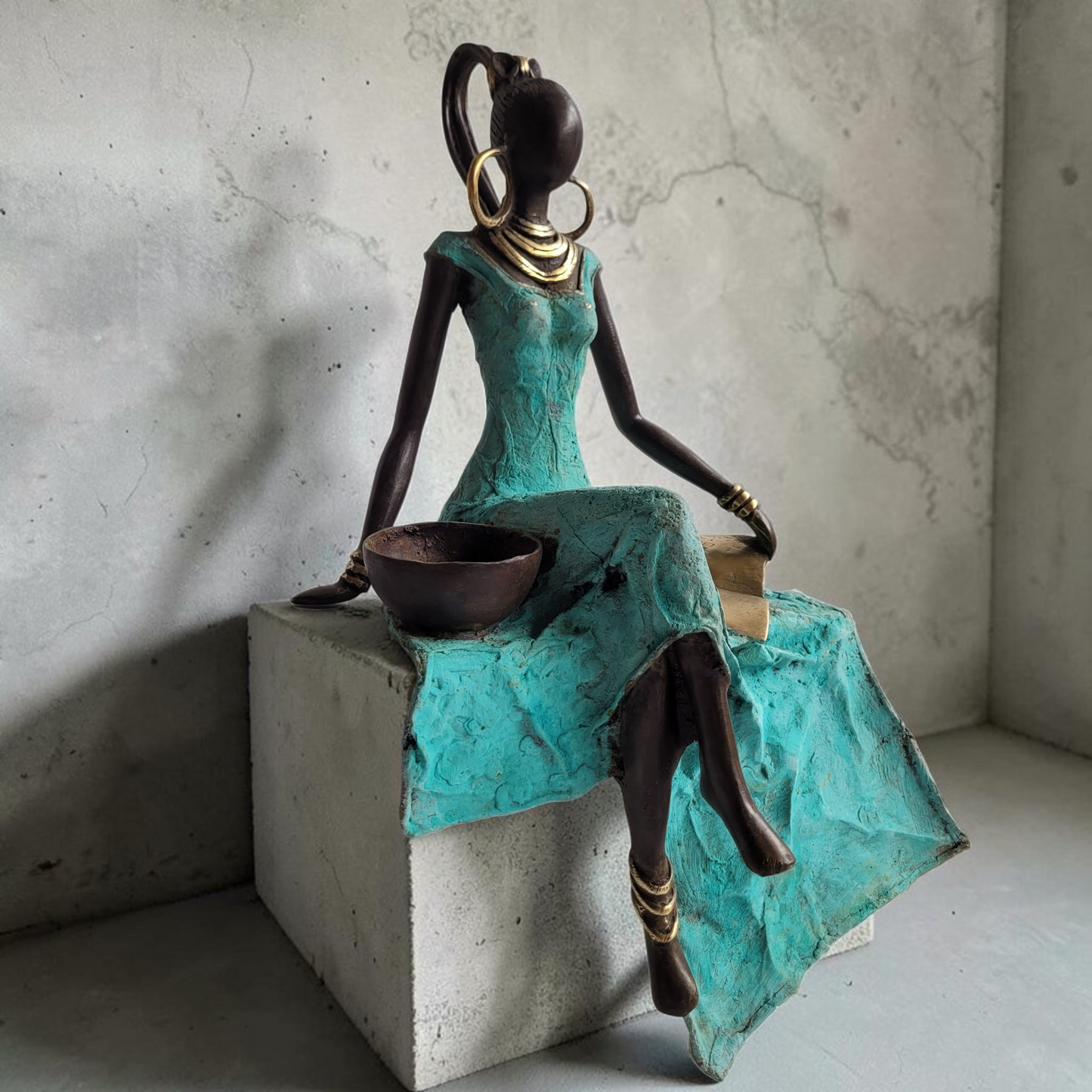 Die Sitzende mit Schale und Buch | Bronze-Skulptur von Issouf Iboudou | 45cm, 4kg