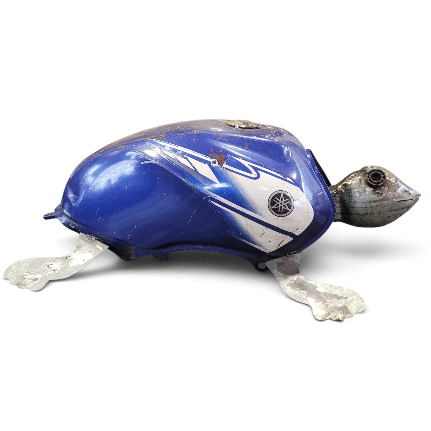 Schildkröten-Skulptur „Yamaha Bleue" – Upcycling-Unikat aus Motorradtank, handgefertigt in Burkina Faso
