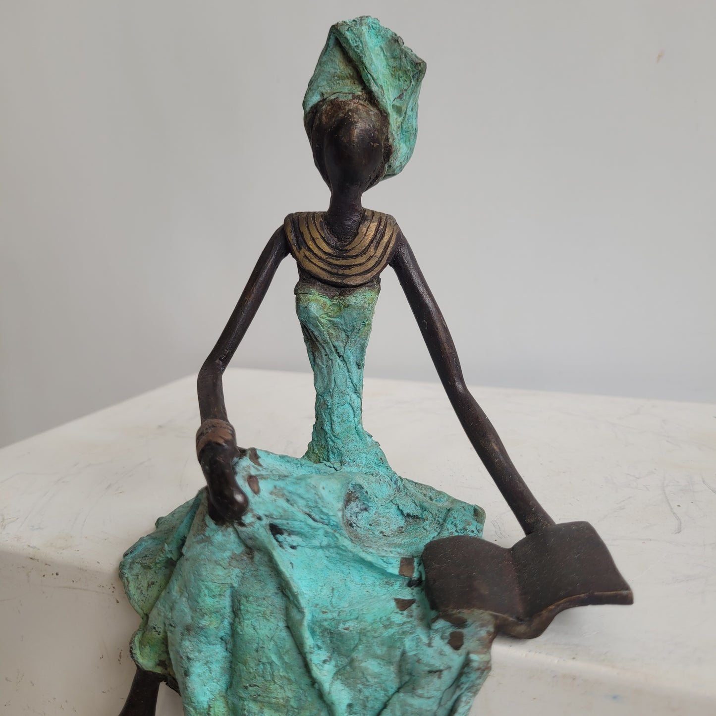 Bronze-Skulptur "Große Dame mit Buch" by Hamed Nikiema | 26 cm | Unikate