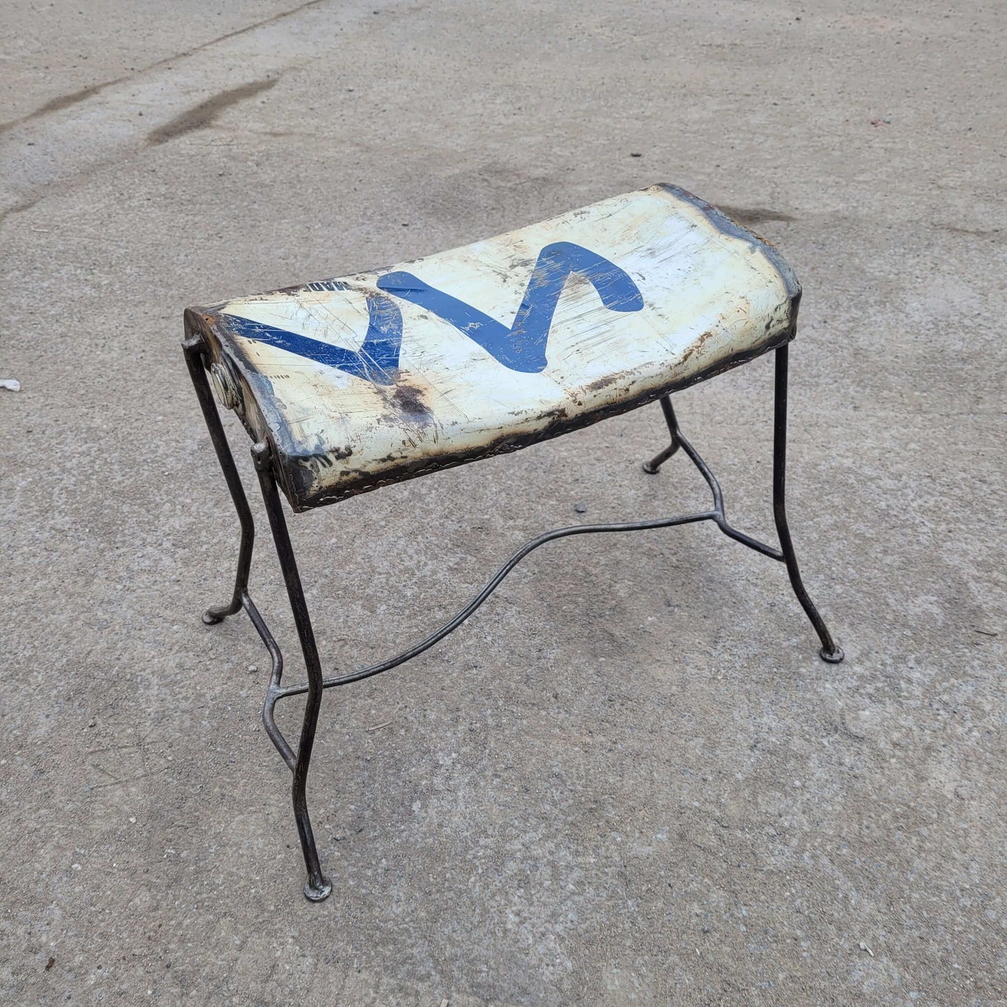 Upcycling-Hocker aus alten Ölfässern und -Tanks | Unikate | verschiedene Farben