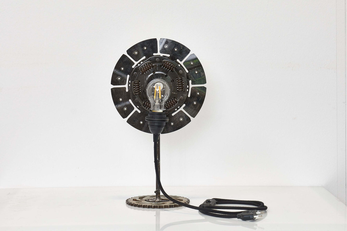 Lampe Upcycling "Suzanne" aus recycelter Kupplungsscheibe