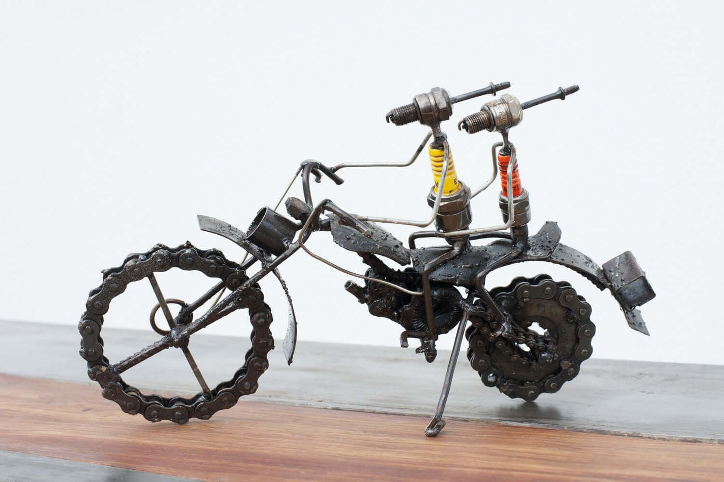 Motorradfahrer:innen aus recycelten Zündkerzen und Motorradteilen