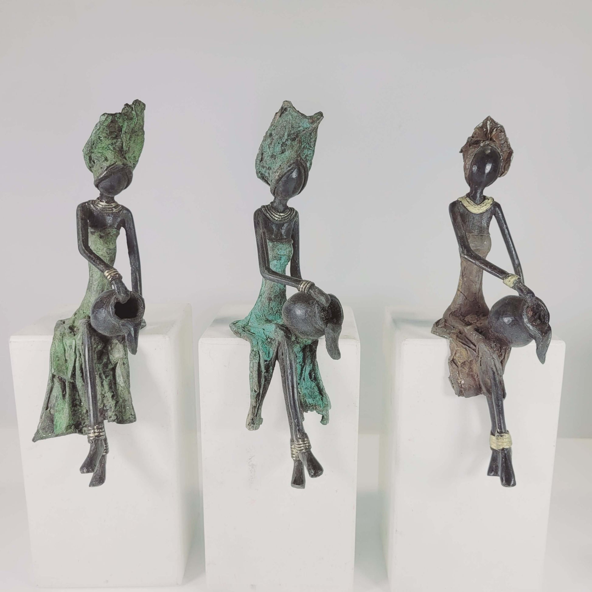 Bronze-Skulptur "Sitzende Frau" by Issouf | 23 cm | verschiedene Motive und Farben
