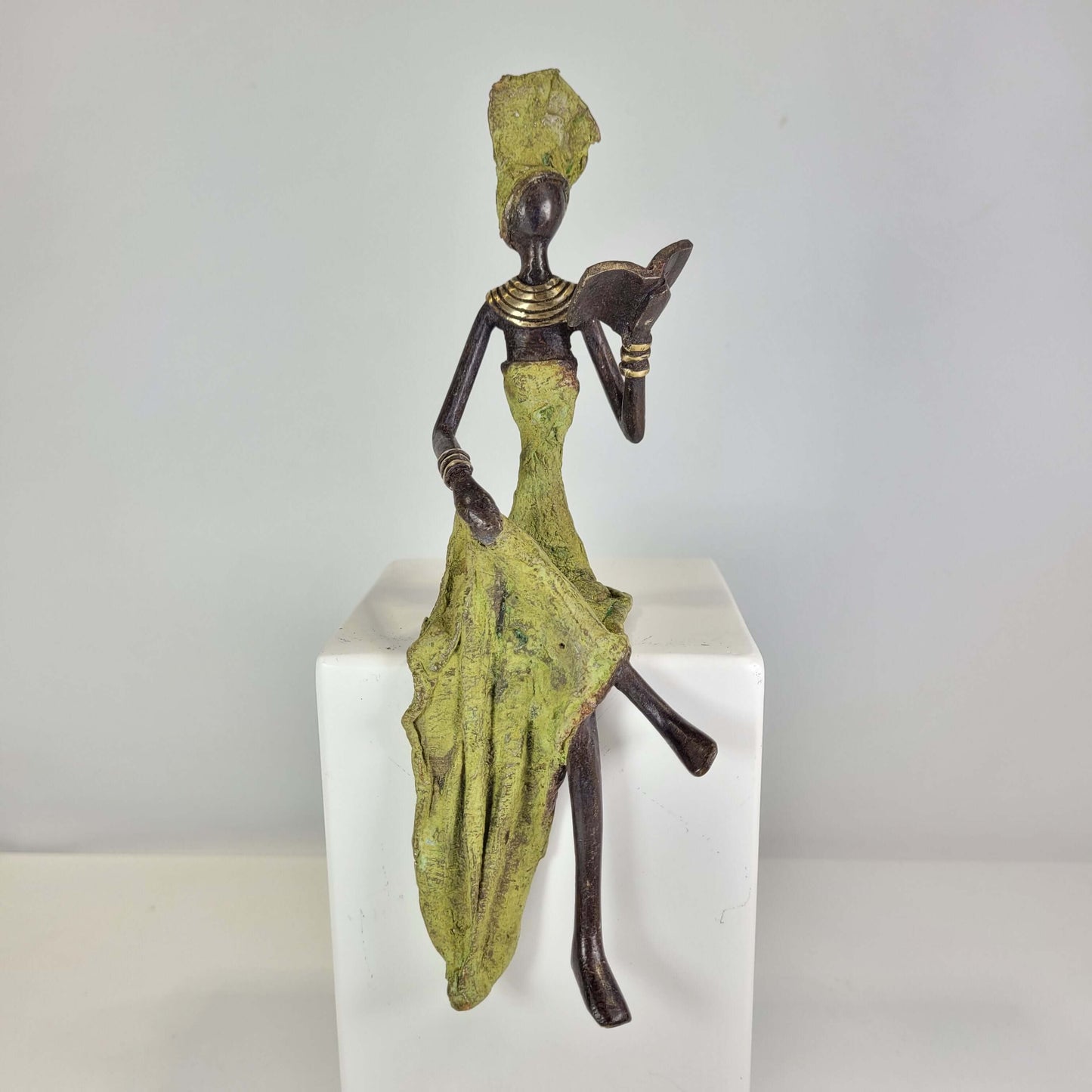 Bronze-Skulptur "Femme qui lit" by Karim Sana | verschiedene Größen und Farben