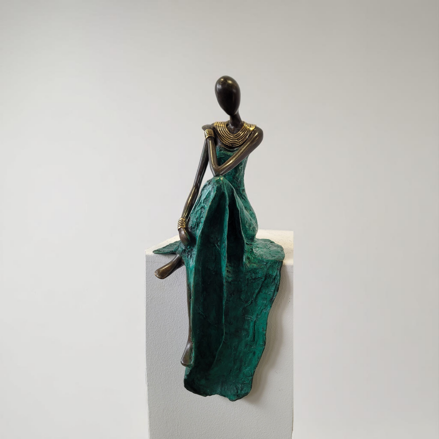 Bronze-Skulptur "Sitzende Dame" by Herman | verschiedene Farben & Größen