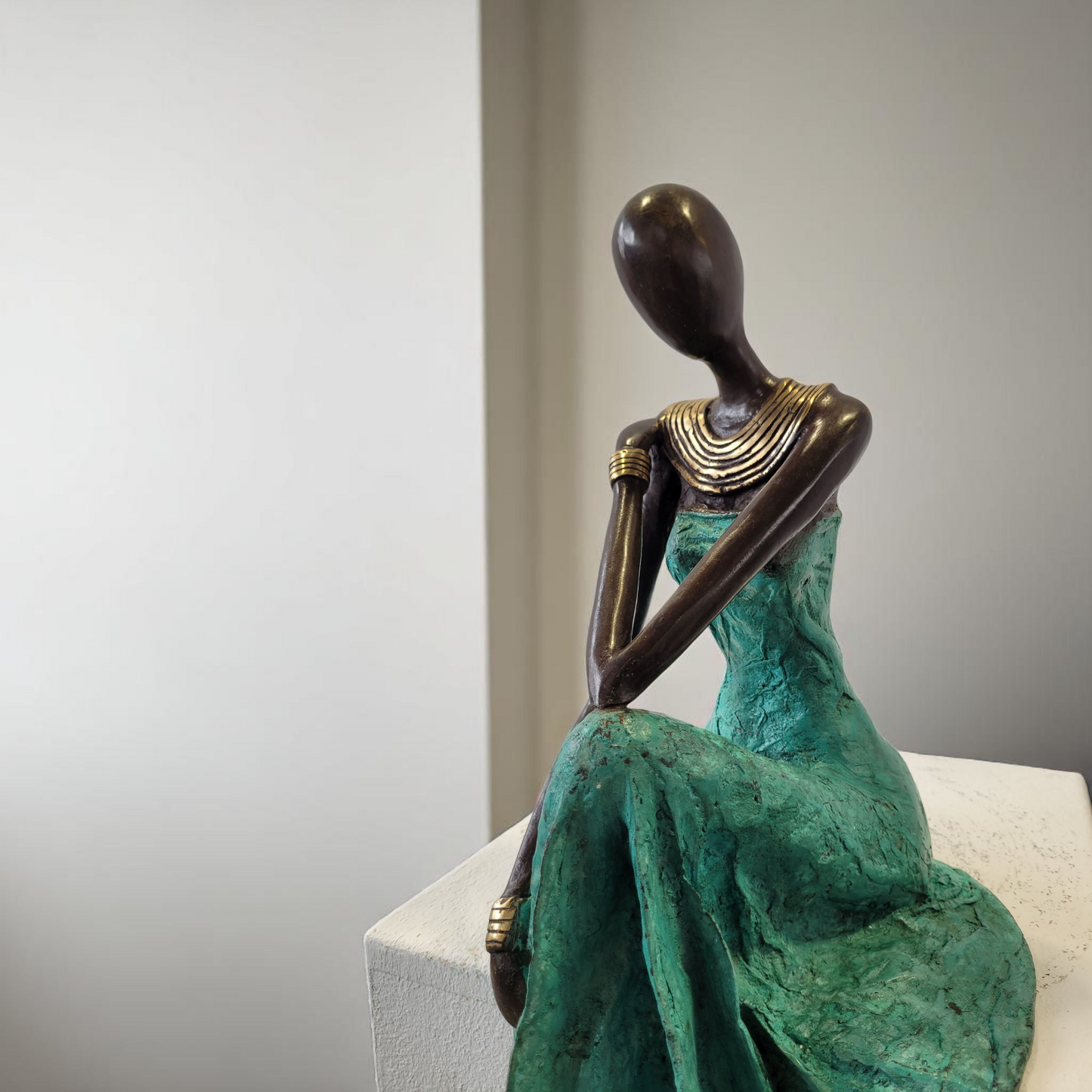 Bronze-Skulptur "Sitzende Dame" by Herman | verschiedene Farben & Größen