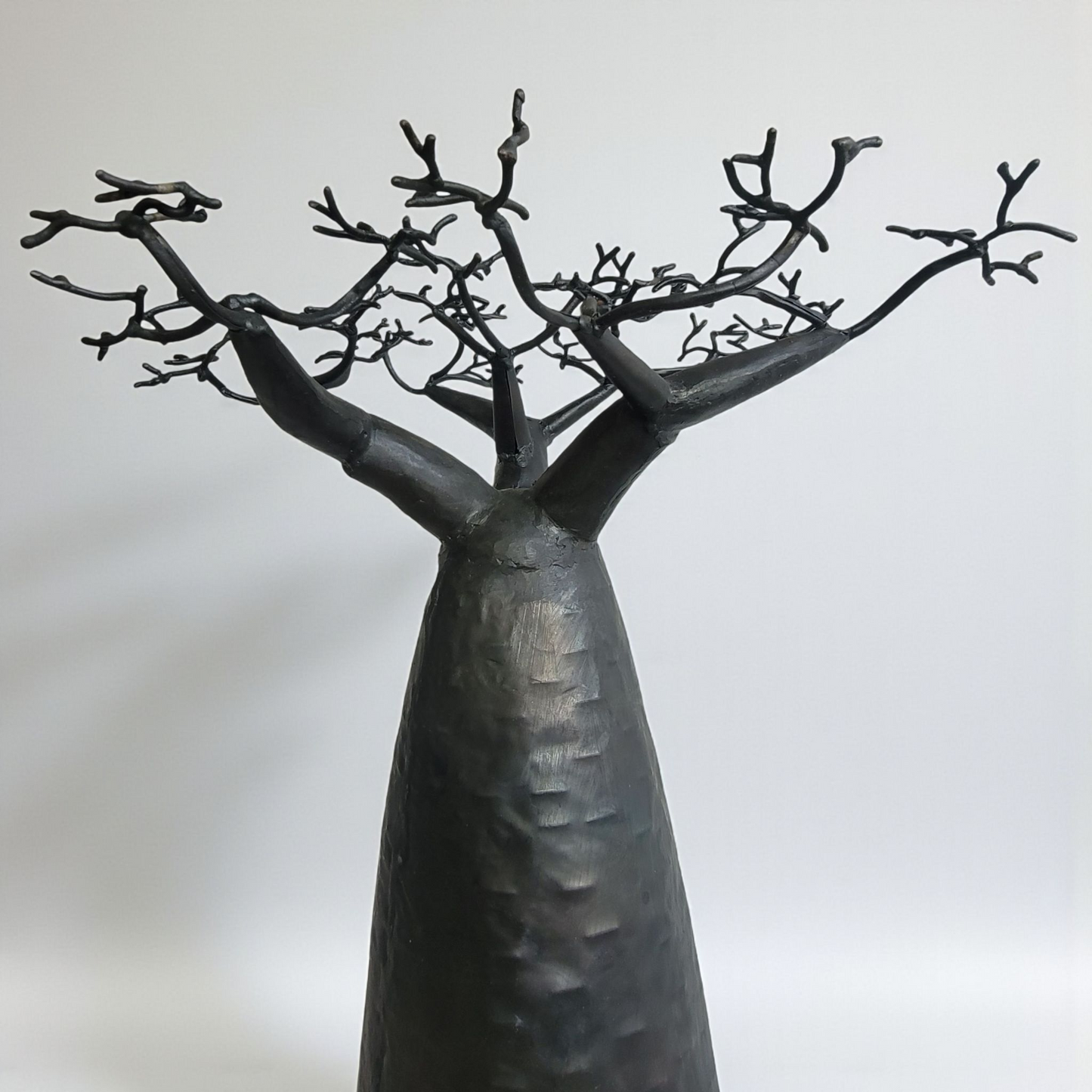 Baobab aus recyceltem Ölfass | Affenbrotbaum | 80 cm Schwarz | Einzelstück aus Madagaskar