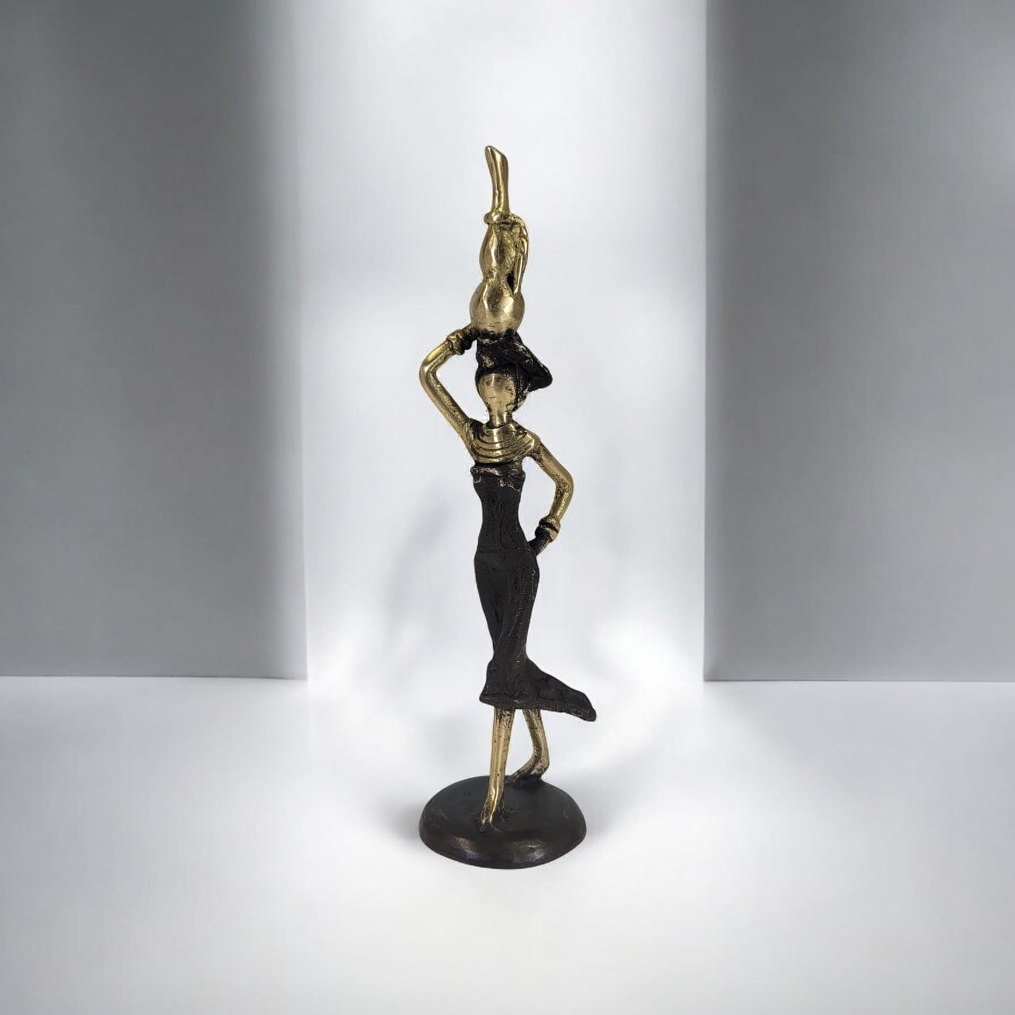 Bronze-Skulptur "Femme avec vase" by Karim Sana | verschiedene Größen und Farben