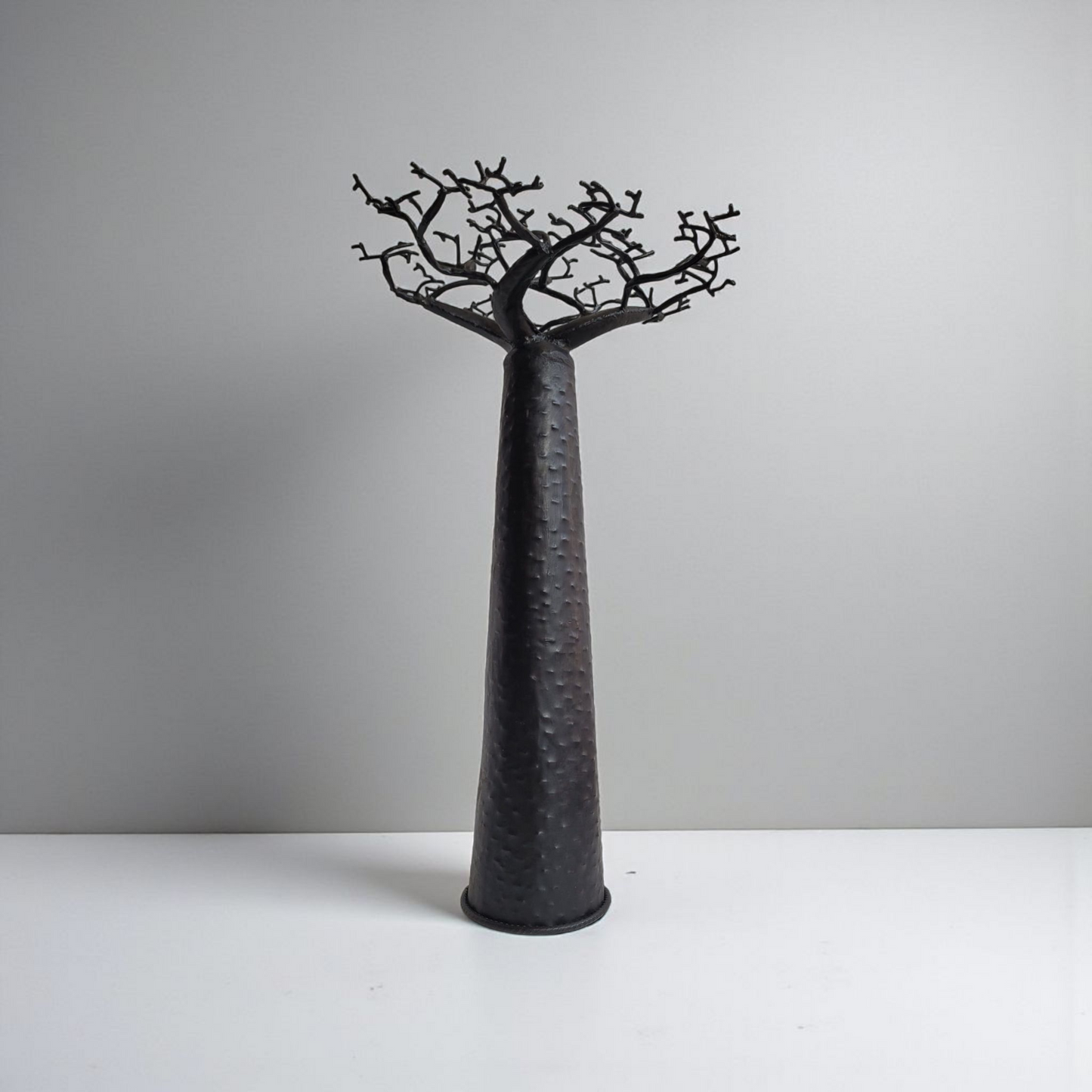 Baobab aus recyceltem Ölfass | Affenbrotbaum | 60 cm Schwarz | Einzelstück aus Madagaskar