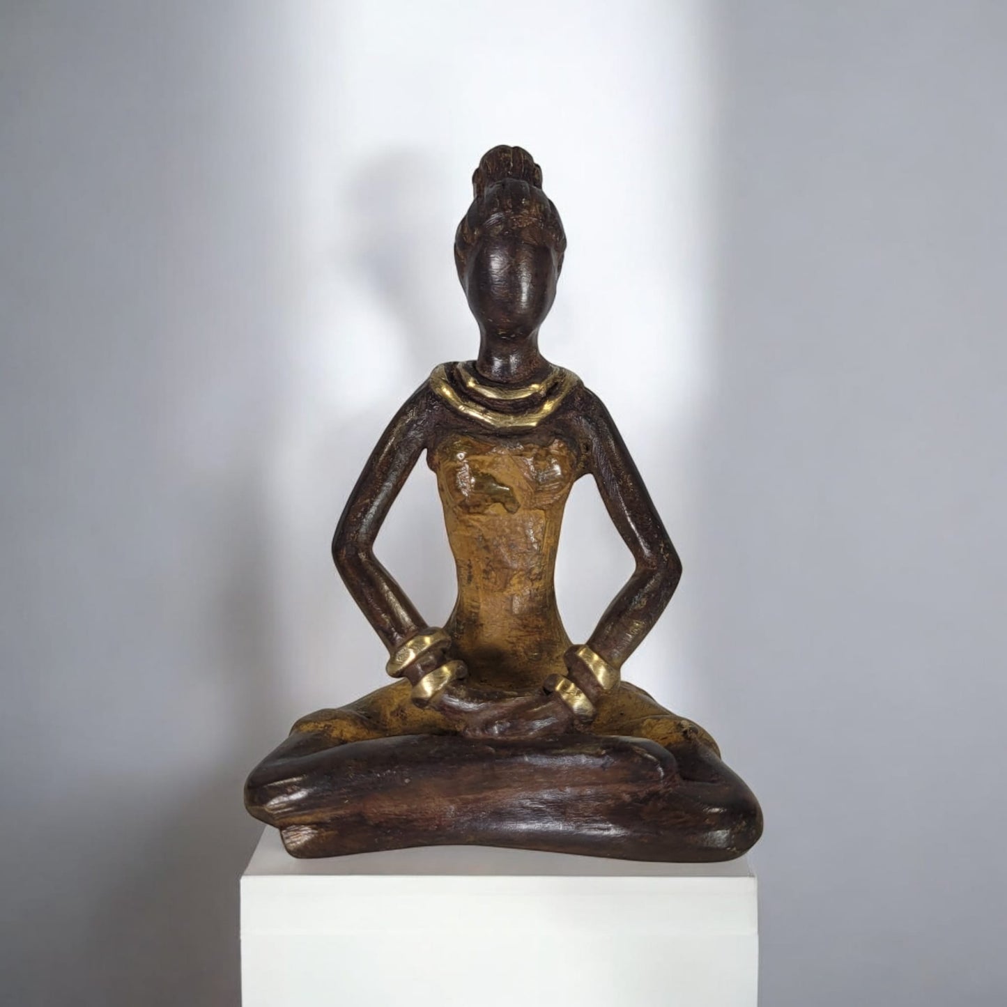 Sculpture en bronze yoga "Inda" | par Derme | différentes couleurs