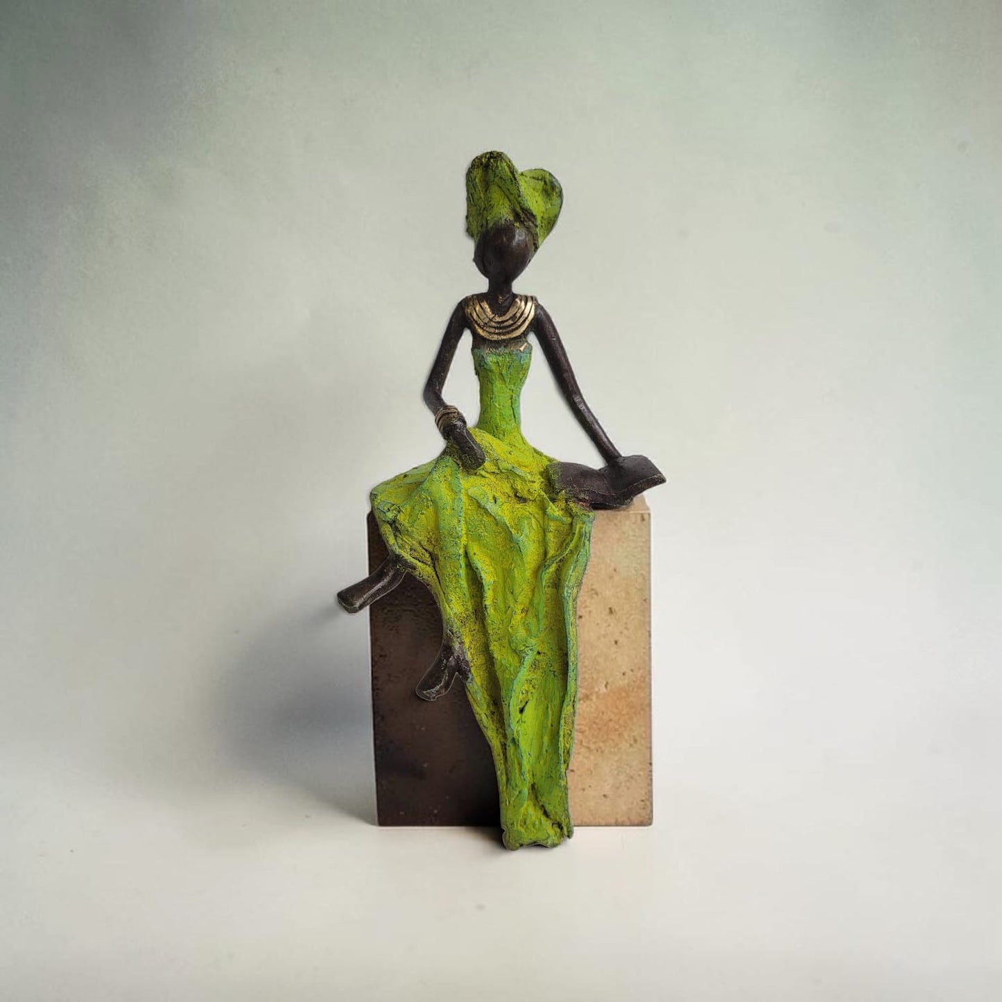 Bronze-Skulptur "Kleine Dame mit Buch" by Hamed Nikiema | 16 cm | Unikate