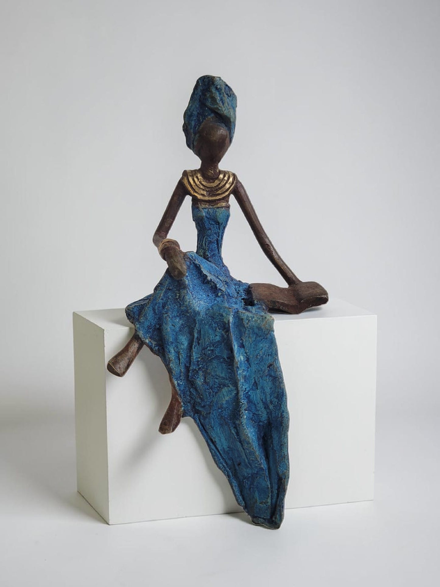 Bronze-Skulptur "Kleine Dame mit Buch" by Hamed Nikiema | 16 cm | Unikate