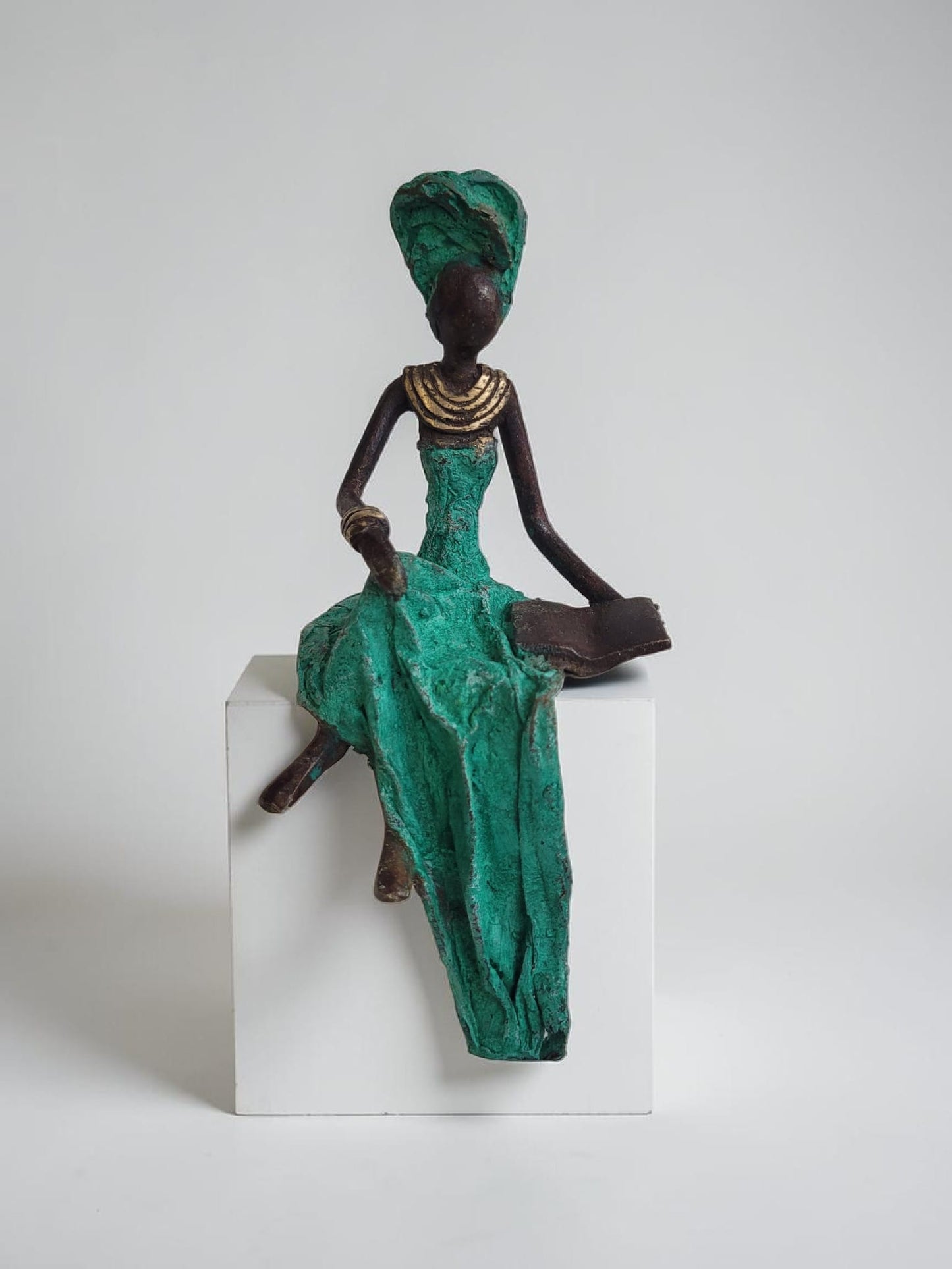 Bronze-Skulptur "Kleine Dame mit Buch" by Hamed Nikiema | 16 cm | Unikate