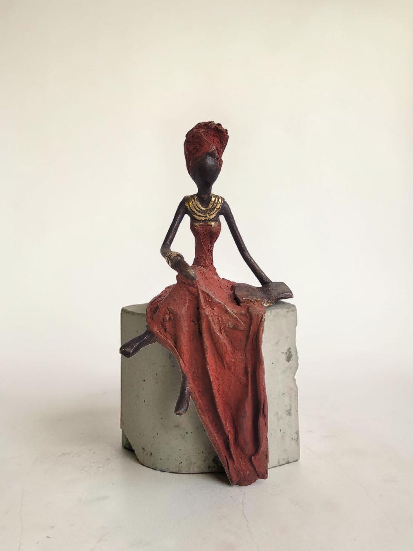 Bronze-Skulptur "Kleine Dame mit Buch" by Hamed Nikiema | 16 cm | Unikate