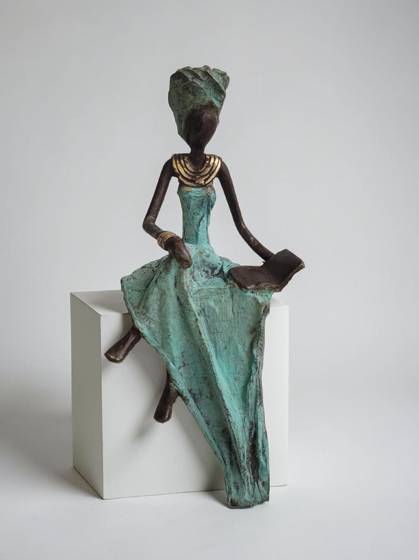 Bronze-Skulptur "Kleine Dame mit Buch" by Hamed Nikiema | 16 cm | Unikate