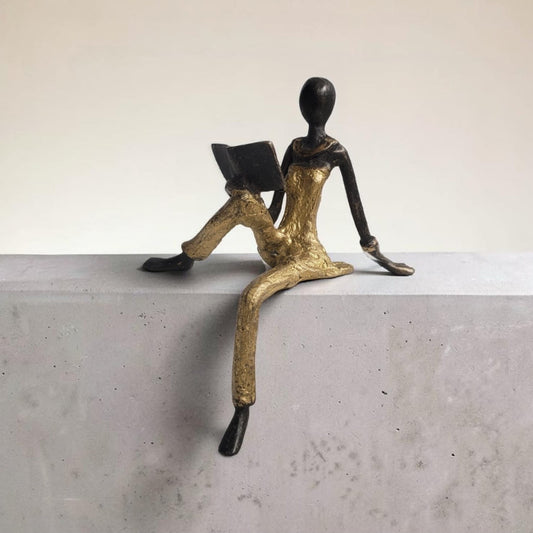 Bronze-Skulptur "Lesende Grazie" by Issouf Iboudou