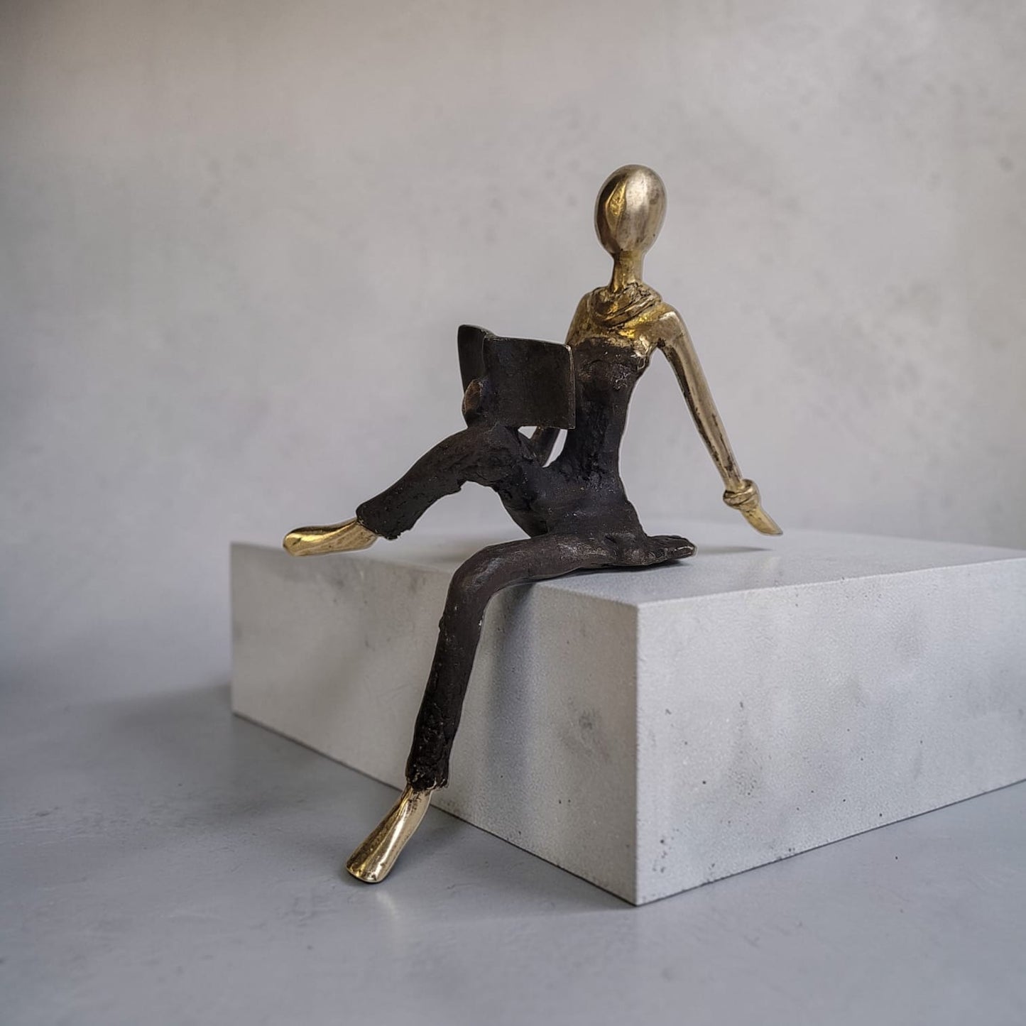 Bronze-Skulptur "Lesende Grazie" by Issouf Iboudou