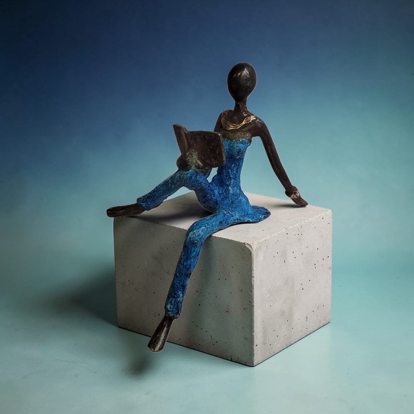 Bronze-Skulptur "Lesende Grazie" by Issouf Iboudou