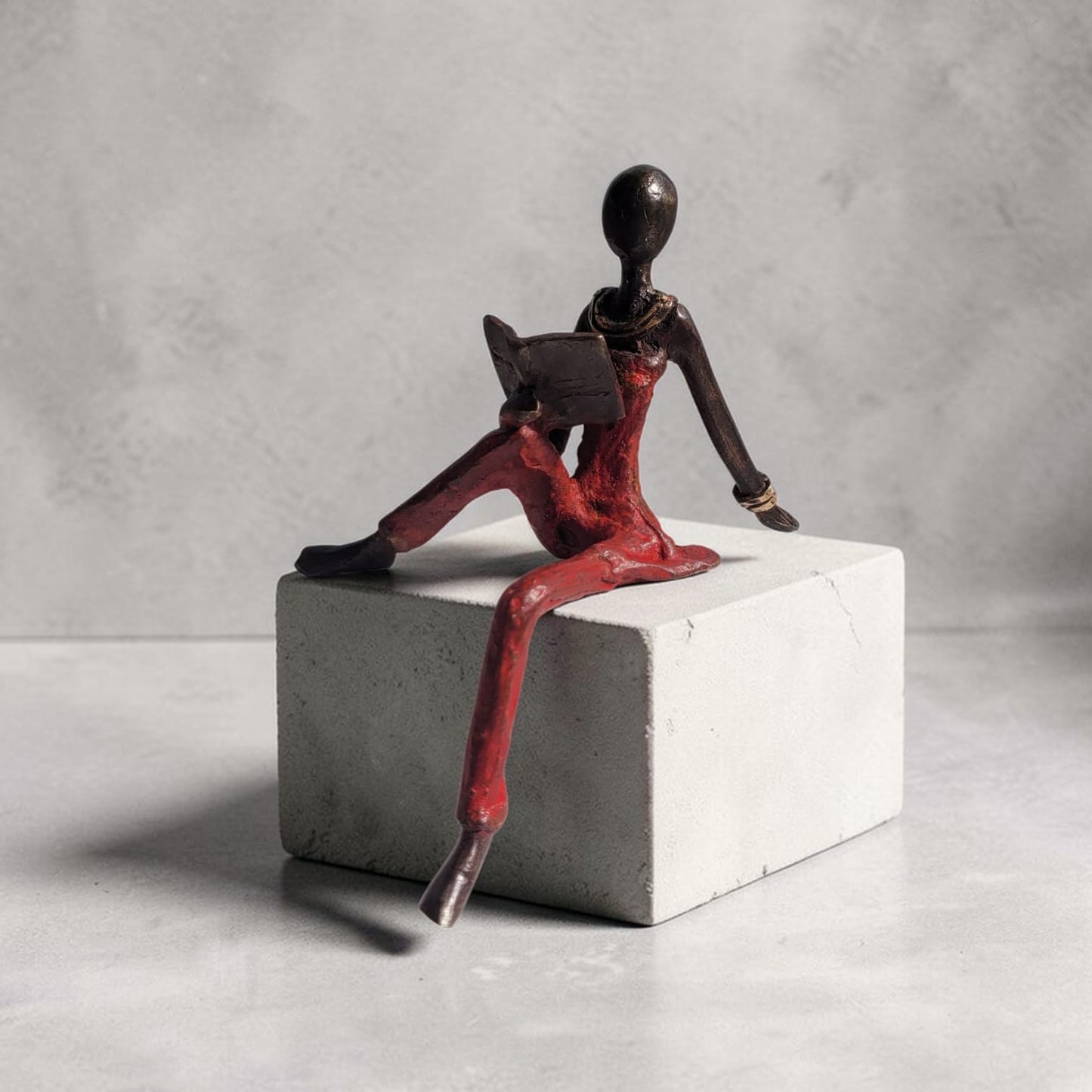 Bronze-Skulptur "Lesende Grazie" by Issouf Iboudou