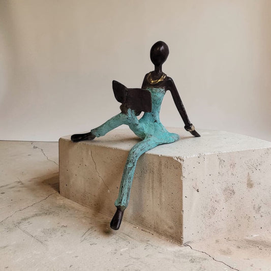 Bronze-Skulptur "Lesende Grazie" by Issouf Iboudou