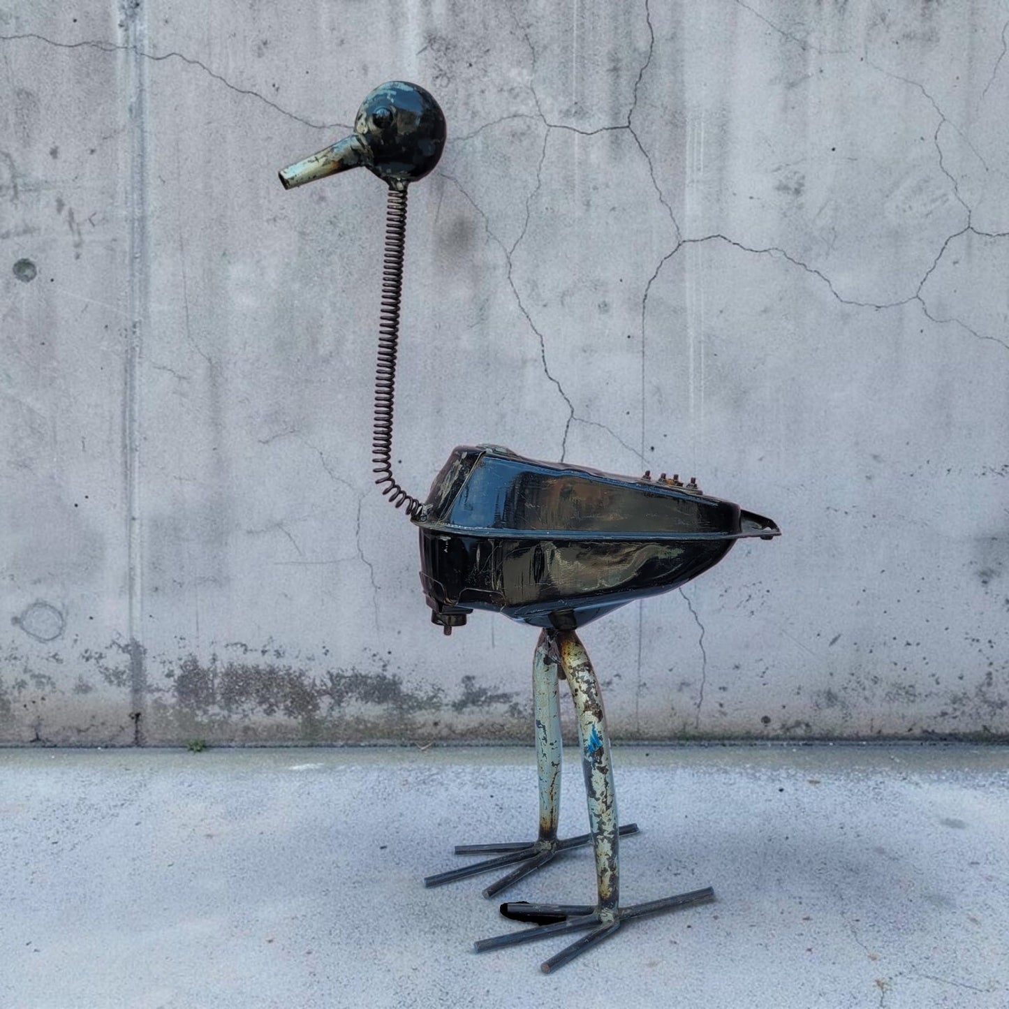 Vogelskulptur „Grand Cou Noir" – 80 cm – Upcycling-Figur aus Autoteilen, handgemacht in Burkina Faso