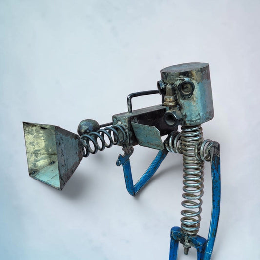 Kameramann-Skulptur „Le Cadreur" – 70 cm – Upcycling-Figur aus Fahrrad- & Autoteilen, Burkina Faso