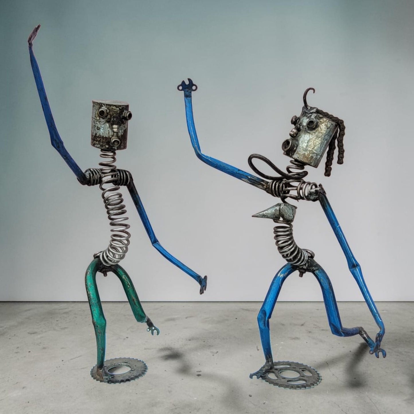 Tänzer-Duo „Les Danseurs" – 70 cm – Zwei tanzende Upcycling-Figuren aus Fahrradteilen, Burkina Faso