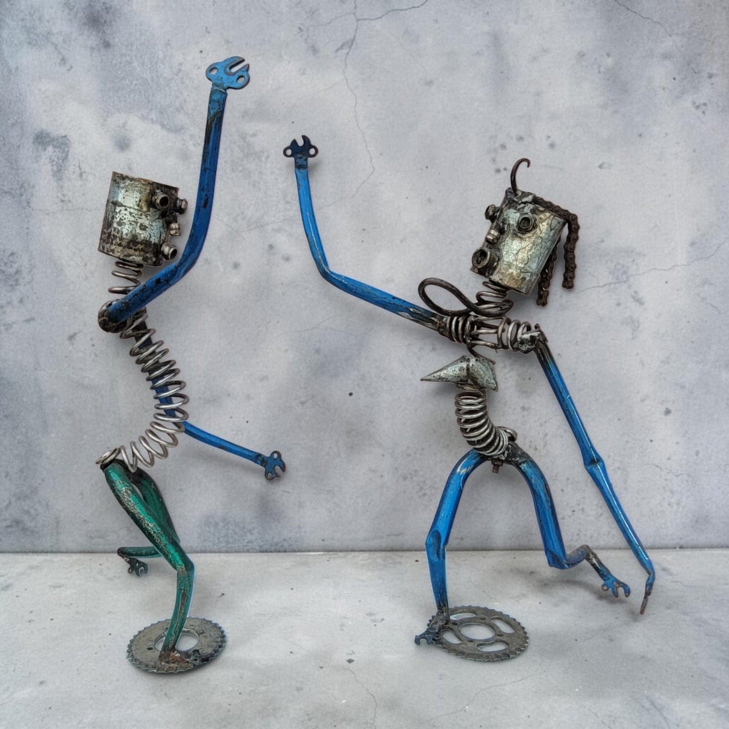 Tänzer-Duo „Les Danseurs" – 70 cm – Zwei tanzende Upcycling-Figuren aus Fahrradteilen, Burkina Faso