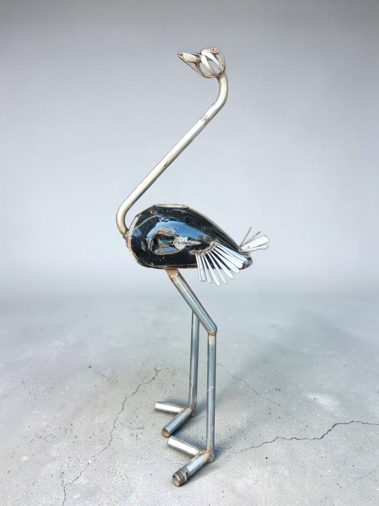 Straußenskulptur „Black" – 170 cm – Upcycling-Unikat aus Autoteilen, handgefertigt in Burkina Faso