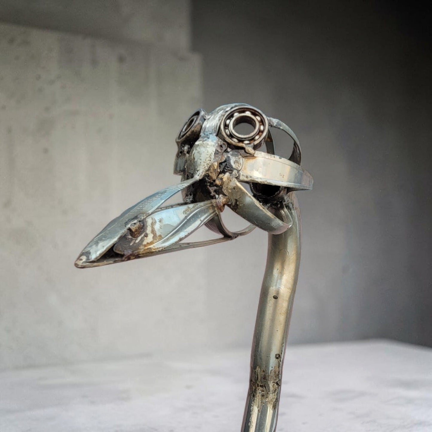 Straußenskulptur „Rouge Bourgogne" – 195 cm – Upcycling-Unikat aus Autoteilen, handgefertigt in Burkina Faso