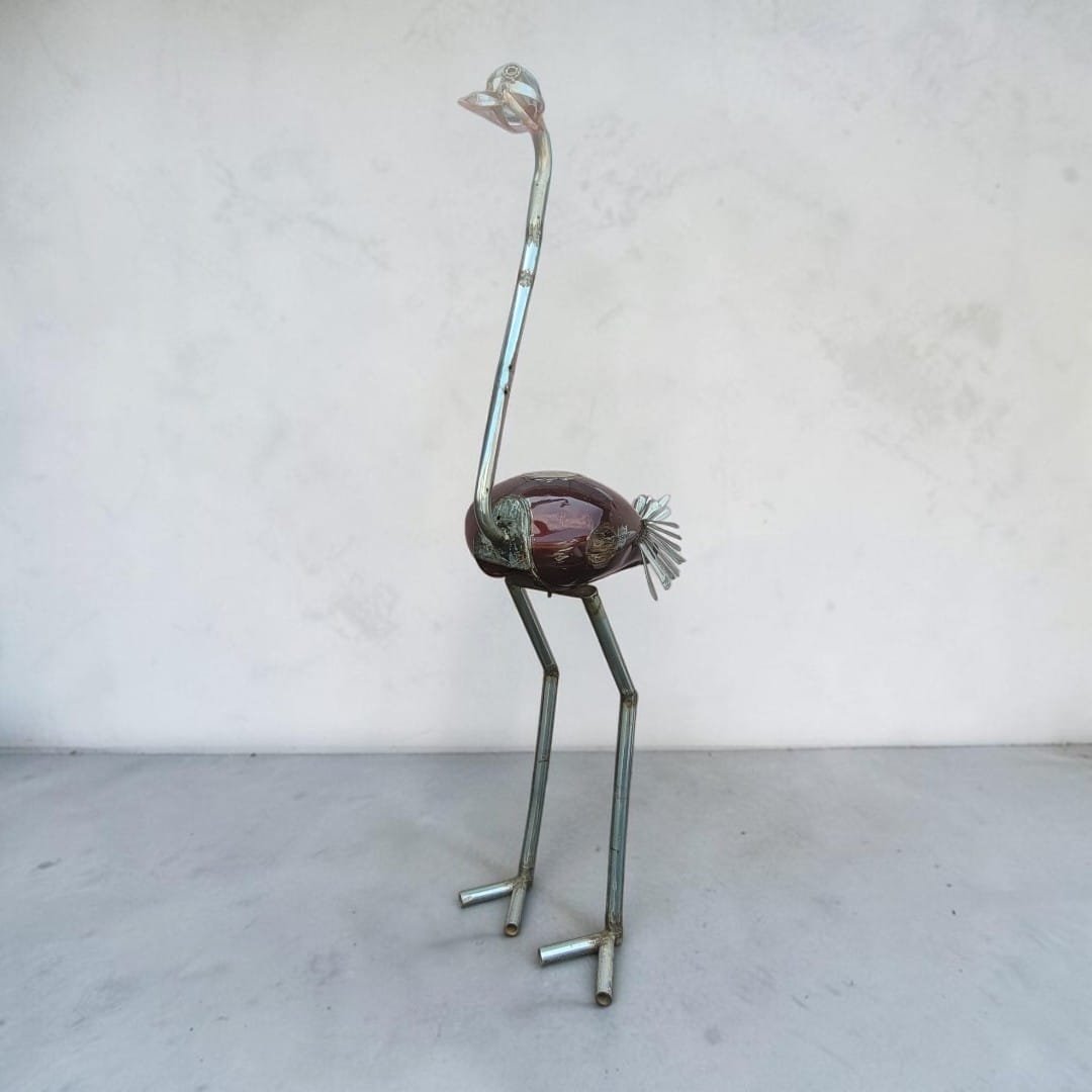Straußenskulptur „Rouge Bourgogne" – 195 cm – Upcycling-Unikat aus Autoteilen, handgefertigt in Burkina Faso