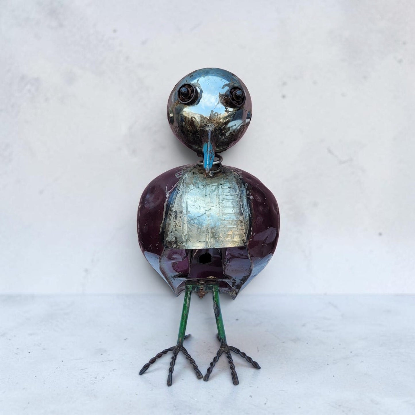 Vogelskulptur „Chouette Violette" – 70 cm – Upcycling-Figur aus Autoteilen, Burkina Faso