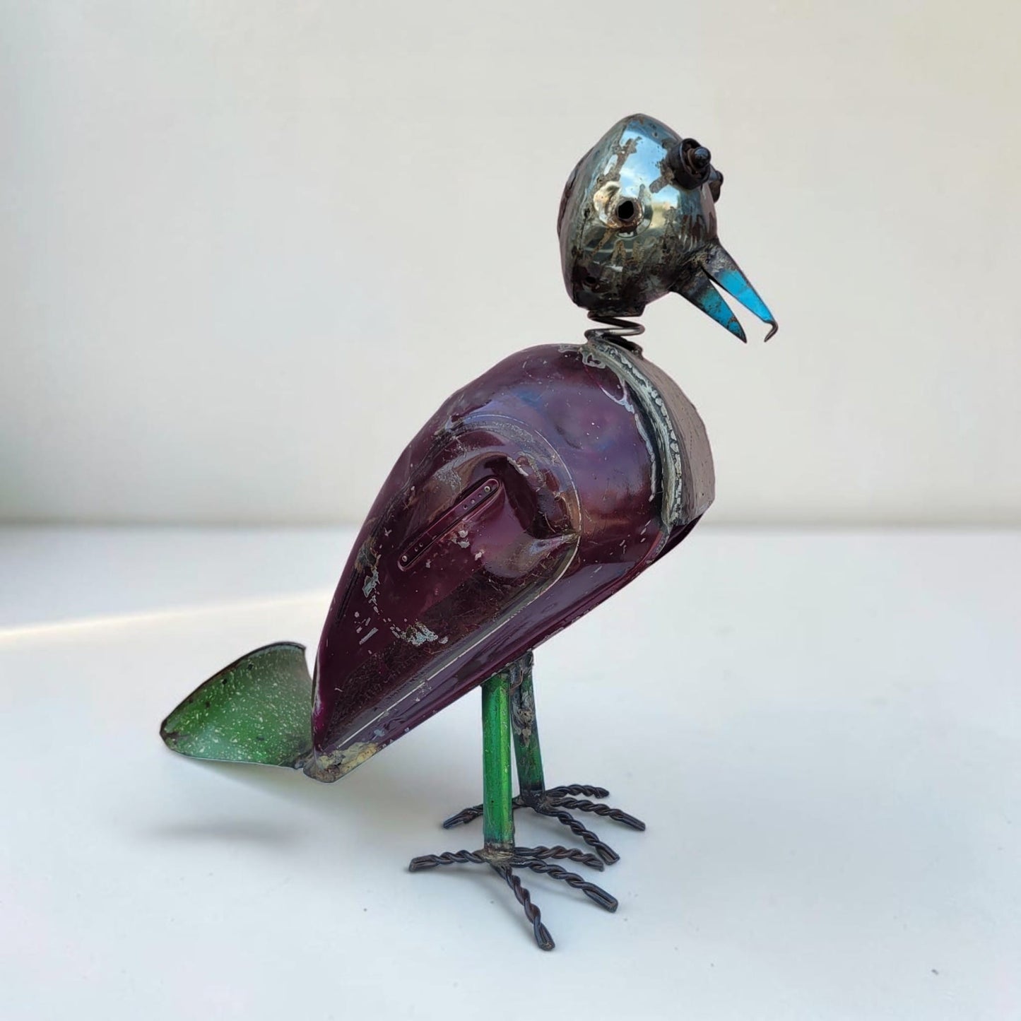 Vogelskulptur „Chouette Violette" – 70 cm – Upcycling-Figur aus Autoteilen, Burkina Faso