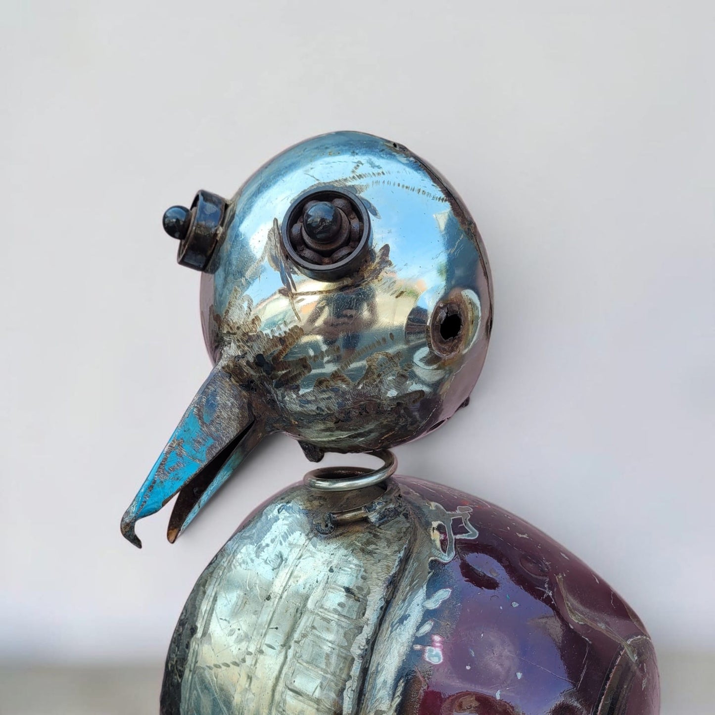 Vogelskulptur „Chouette Violette" – 70 cm – Upcycling-Figur aus Autoteilen, Burkina Faso