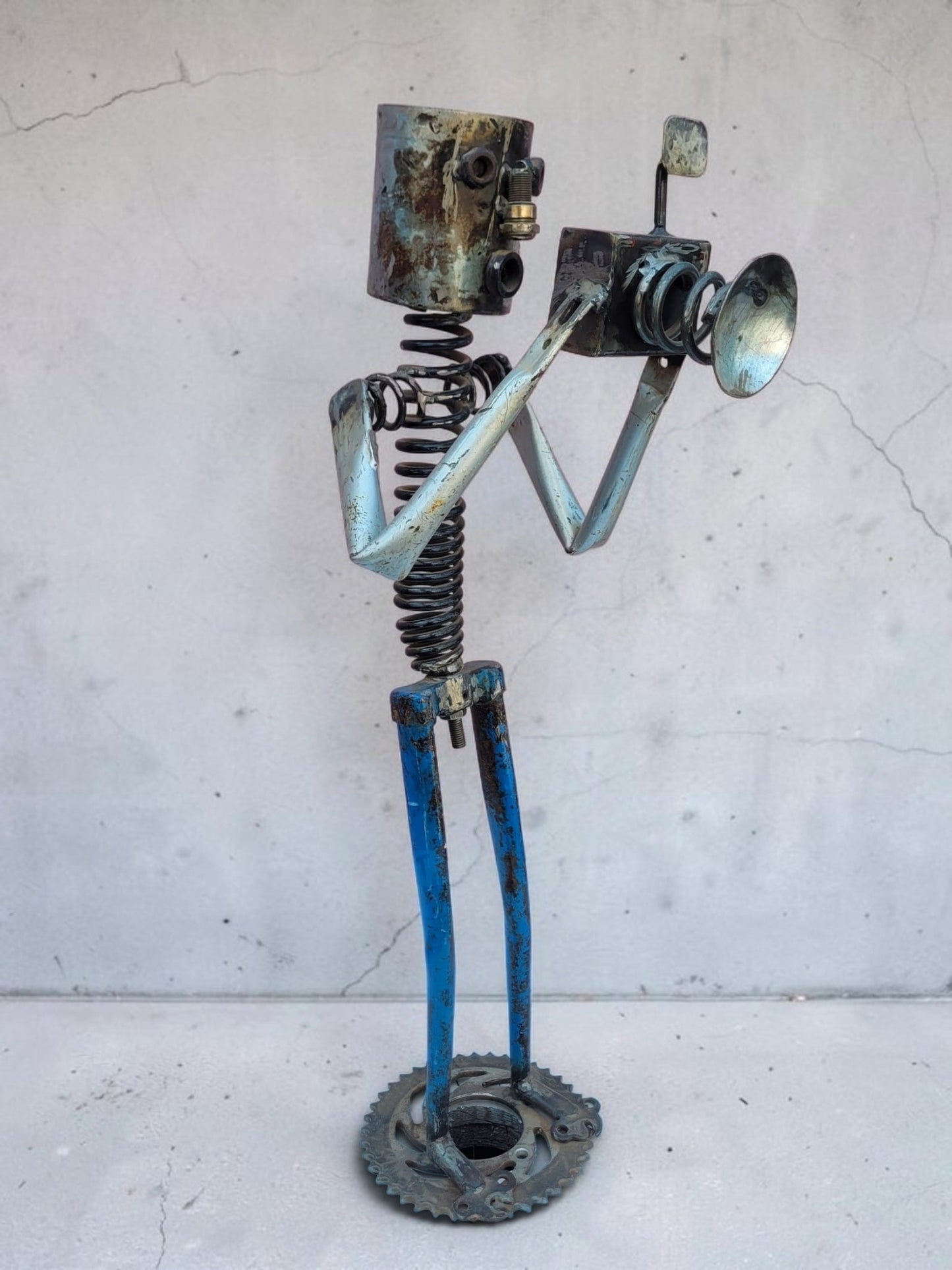 Fotograf-Skulptur „Le Photographe" – 70 cm – Upcycling-Figur aus Fahrrad- & Autoteilen, Burkina Faso