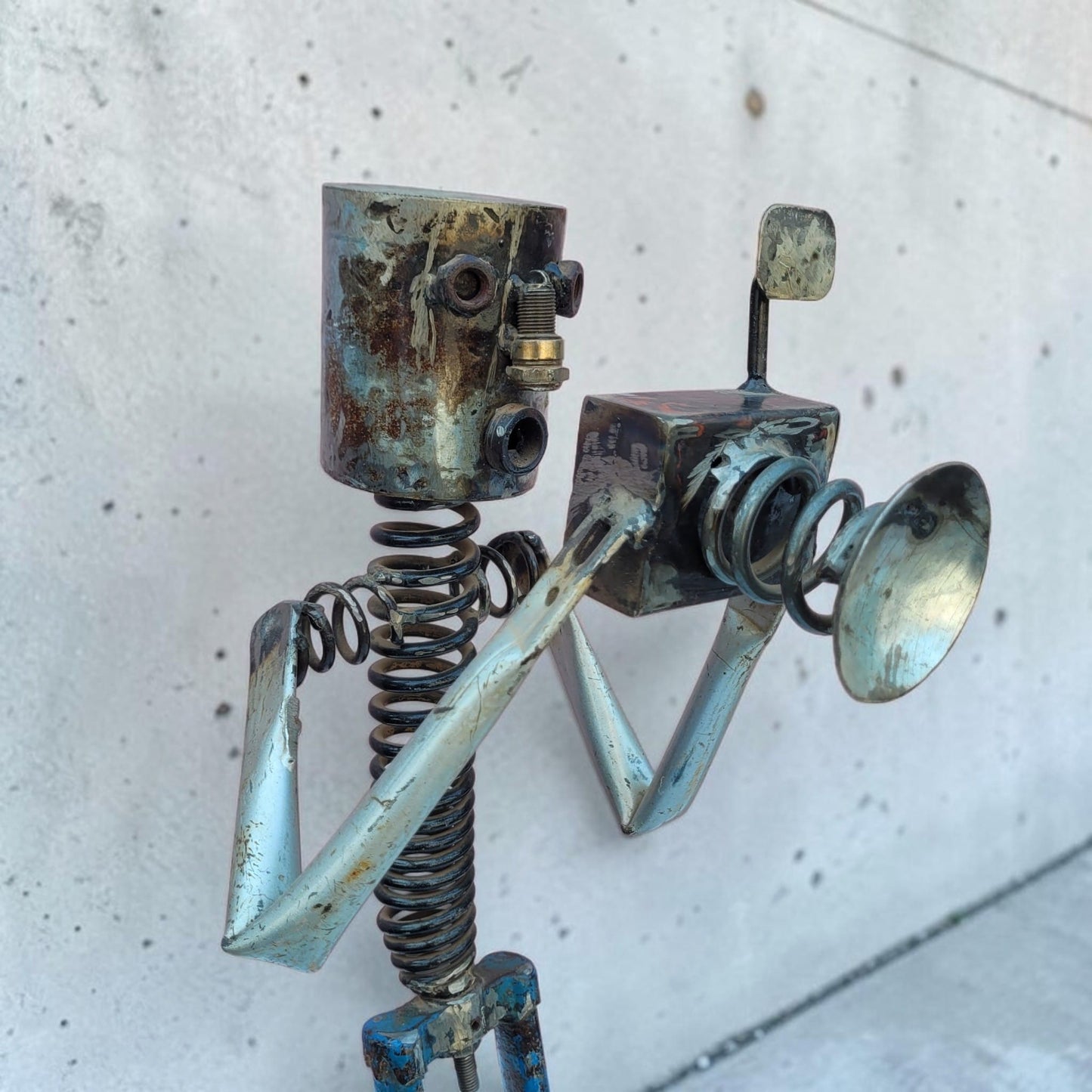 Fotograf-Skulptur „Le Photographe" – 70 cm – Upcycling-Figur aus Fahrrad- & Autoteilen, Burkina Faso