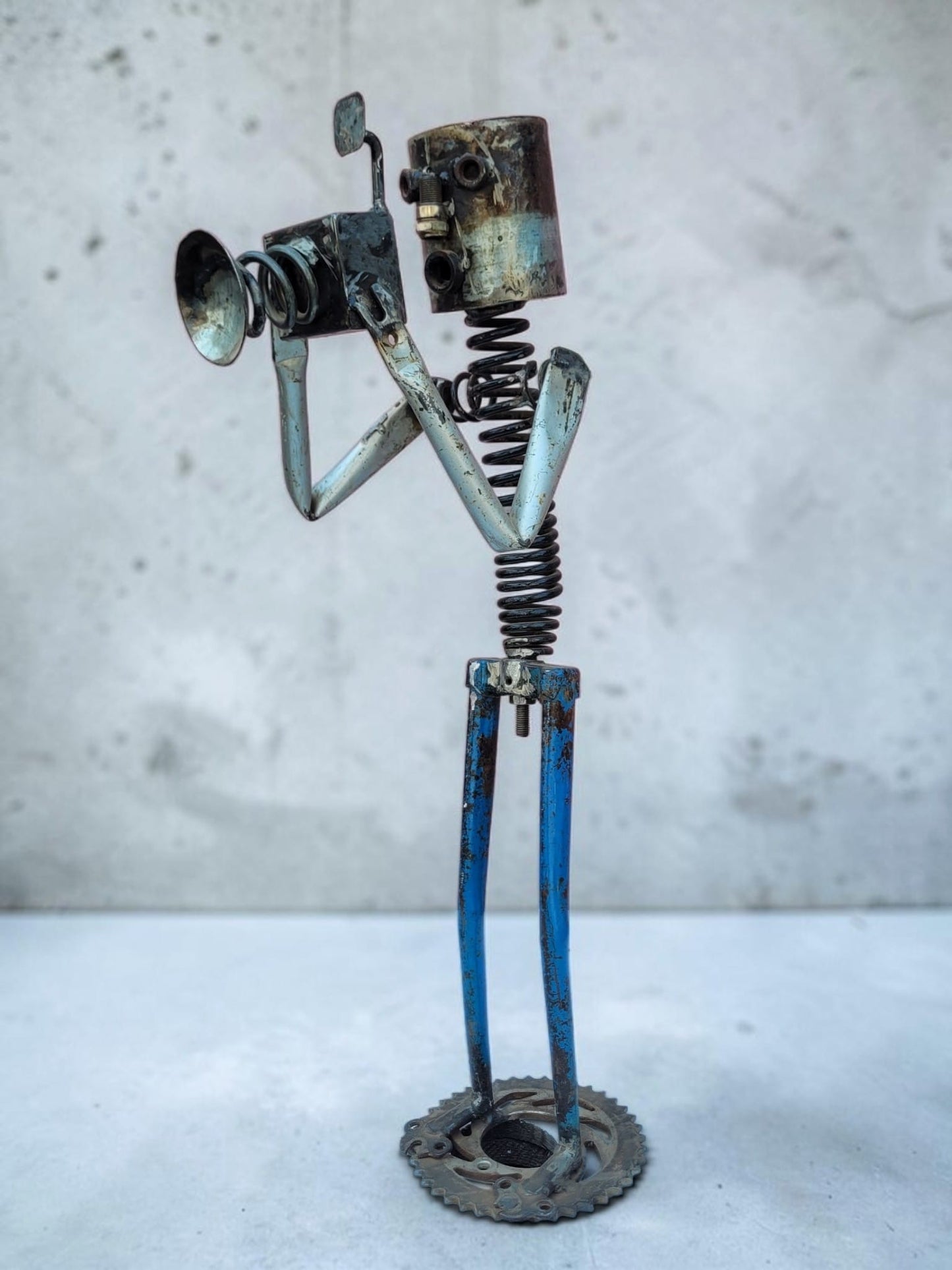 Fotograf-Skulptur „Le Photographe" – 70 cm – Upcycling-Figur aus Fahrrad- & Autoteilen, Burkina Faso