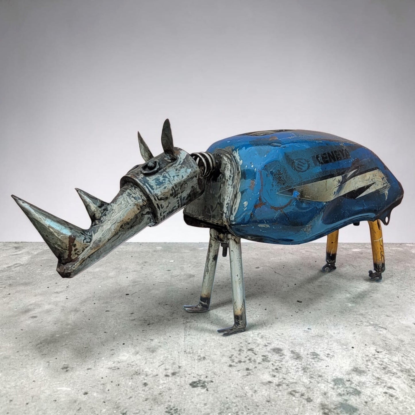 Nashorn-Skulptur „Rhino Bleu" – Upcycling-Figur aus Ölfass und Altmetall, Burkina Faso