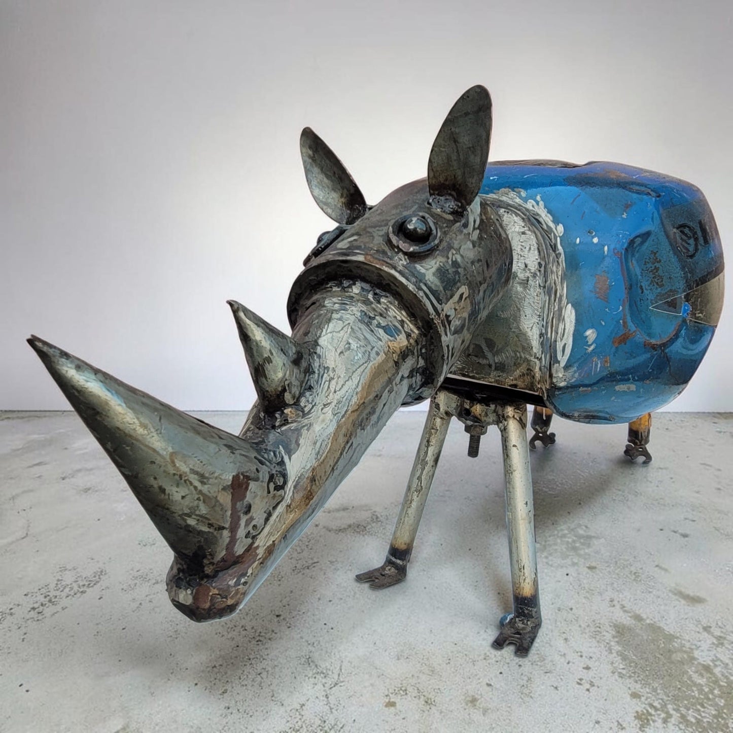 Nashorn-Skulptur „Rhino Bleu" – Upcycling-Figur aus Ölfass und Altmetall, Burkina Faso