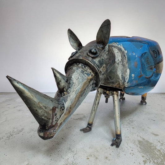 Nashorn-Skulptur „Rhino Bleu" – Upcycling-Figur aus Ölfass und Altmetall, Burkina Faso